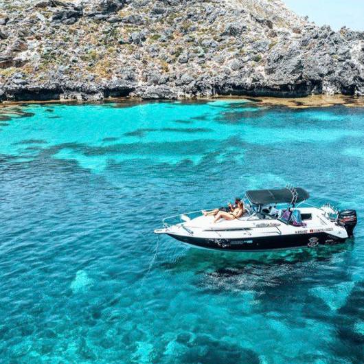 Stwo people on a yacht in rottnest